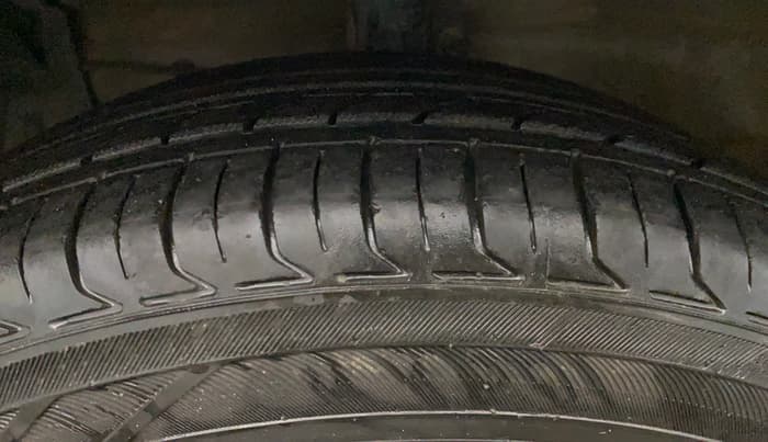 2016 Maruti Ciaz VDI+ SHVS, Diesel, Manual, 79,947 km, Left Front Tyre Tread