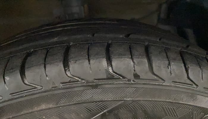 2016 Maruti Ciaz VDI+ SHVS, Diesel, Manual, 79,947 km, Right Front Tyre Tread