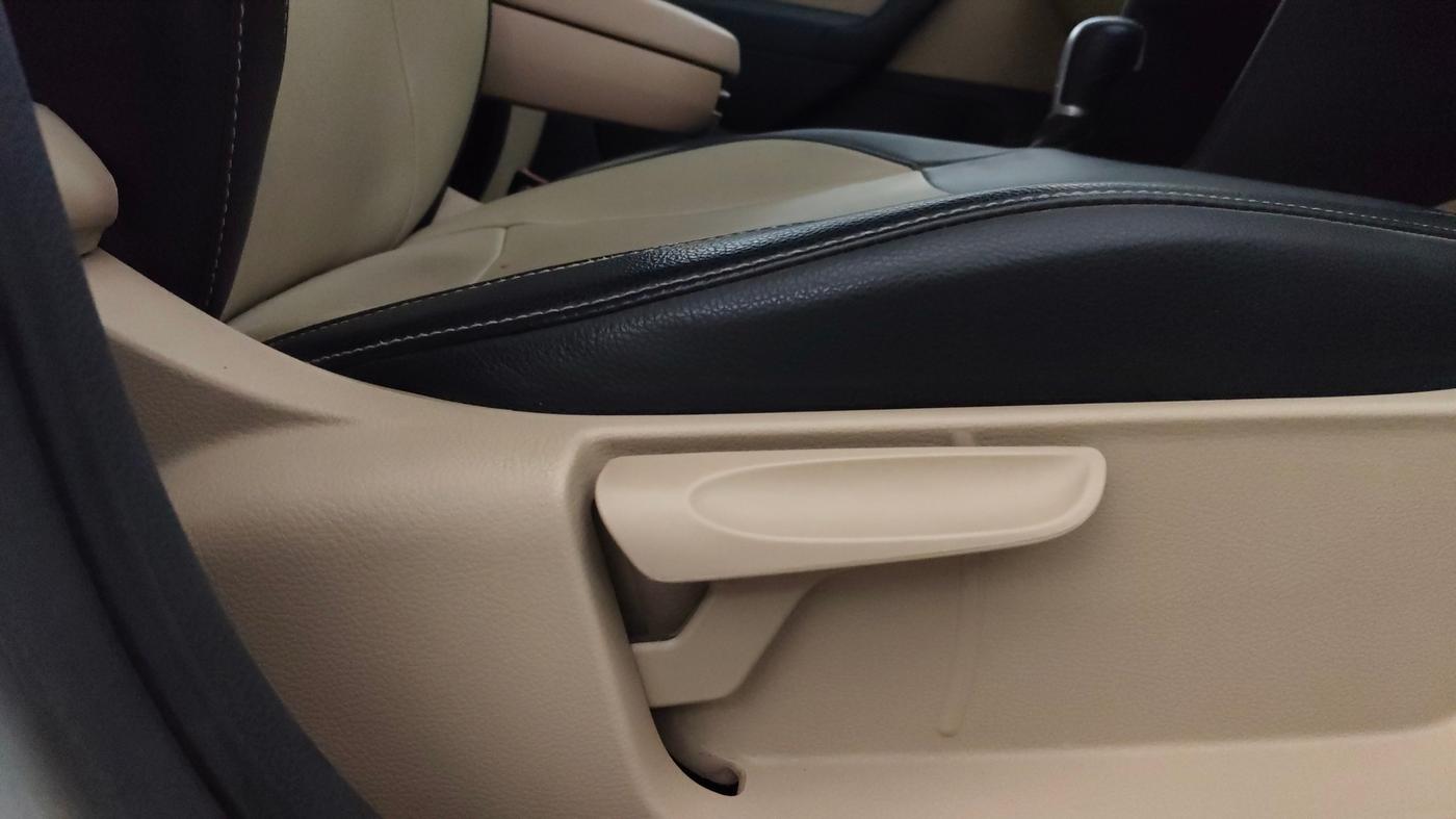 2017 Volkswagen Ameo HIGHLINE PLUS 1.5L AT 16 ALLOY, Diesel, Automatic, 1,41,466 km, Driver Side Adjustment Panel