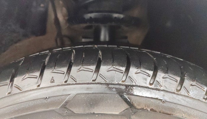 2017 Volkswagen Ameo HIGHLINE PLUS 1.5L AT 16 ALLOY, Diesel, Automatic, 1,44,864 km, Right Front Tyre Tread