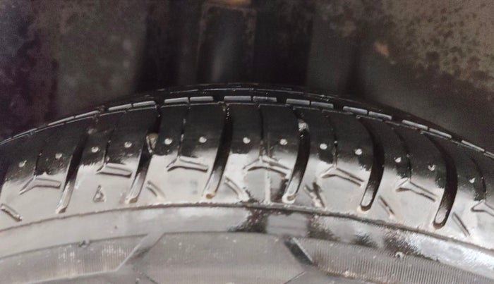 2017 Volkswagen Ameo HIGHLINE PLUS 1.5L AT 16 ALLOY, Diesel, Automatic, 1,44,864 km, Right Rear Tyre Tread