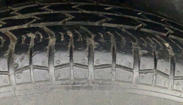 2010 Maruti Swift LXI, Petrol, Manual, 40,949 km, Right Rear Tyre Tread