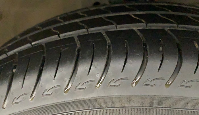 2016 Maruti Ciaz VXI (O), Petrol, Manual, 79,851 km, Right Front Tyre Tread