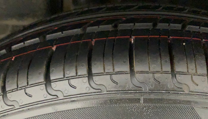 2016 Maruti Ciaz VXI (O), Petrol, Manual, 79,851 km, Right Rear Tyre Tread