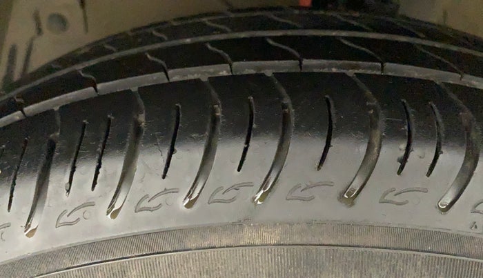 2016 Maruti Ciaz VXI (O), Petrol, Manual, 79,851 km, Left Front Tyre Tread