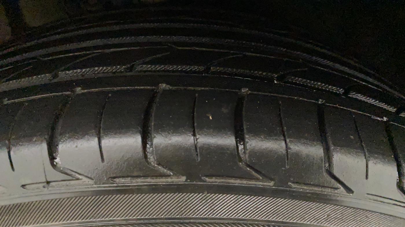 2015 Volkswagen Polo HIGHLINE1.2L, CNG, Manual, 61,139 km, Right Front Tyre Tread