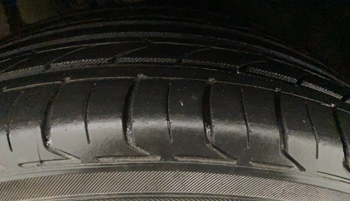 2015 Volkswagen Polo HIGHLINE1.2L, CNG, Manual, 61,139 km, Right Front Tyre Tread