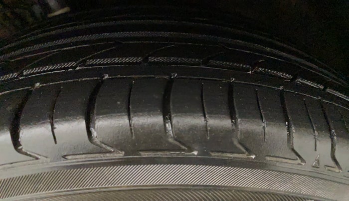 2015 Volkswagen Polo HIGHLINE1.2L, CNG, Manual, 61,139 km, Left Front Tyre Tread