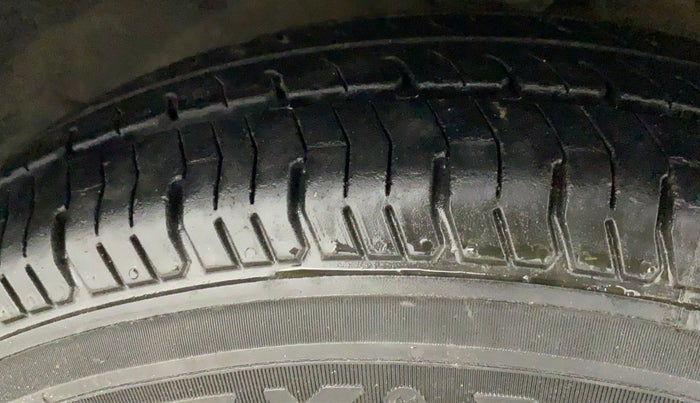 2011 Hyundai i10 SPORTZ 1.2, Petrol, Manual, 82,214 km, Right Front Tyre Tread