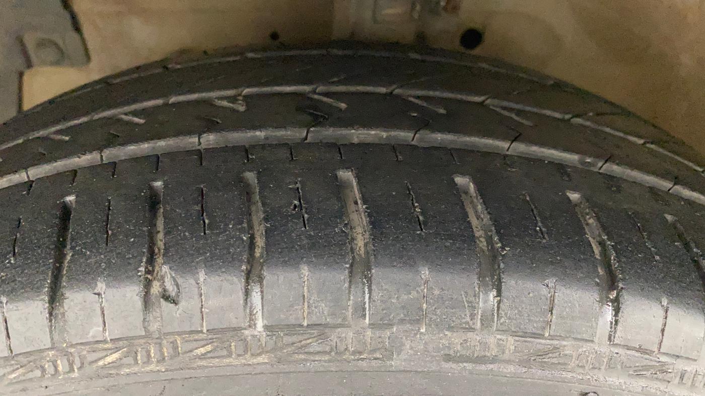 2013 Maruti Ertiga VXI, Petrol, Manual, 81,861 km, Left Front Tyre Tread