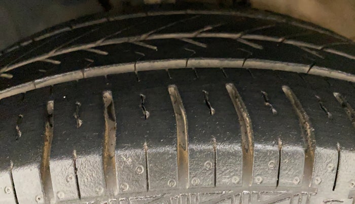 2022 Volkswagen Polo TRENDLINE 1.0L, Petrol, Manual, 35,029 km, Left Front Tyre Tread