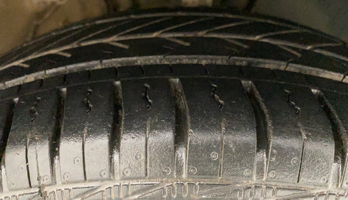 2022 Volkswagen Polo TRENDLINE 1.0L, Petrol, Manual, 35,029 km, Right Front Tyre Tread