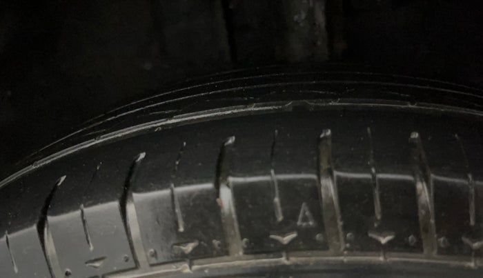 2016 Renault Kwid RXL, CNG, Manual, 64,529 km, Left Rear Tyre Tread