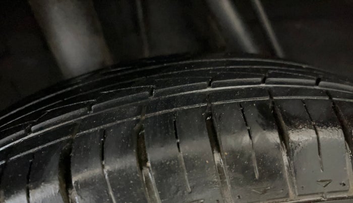 2016 Renault Kwid RXL, CNG, Manual, 64,529 km, Right Rear Tyre Tread