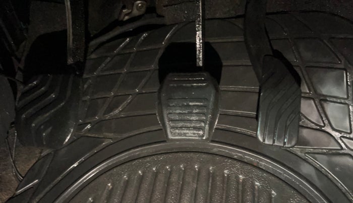 2016 Renault Kwid RXL, CNG, Manual, 64,529 km, Pedals