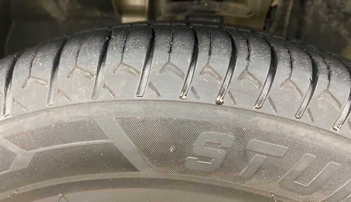 2019 Renault TRIBER RXZ, Petrol, Manual, 1,00,049 km, Left Front Tyre Tread