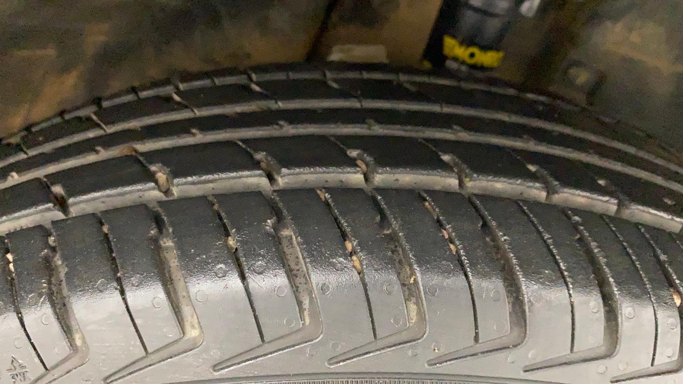 2016 Renault Kwid RXT 1.0 AMT (O), Petrol, Automatic, 93,944 km, Right Front Tyre Tread