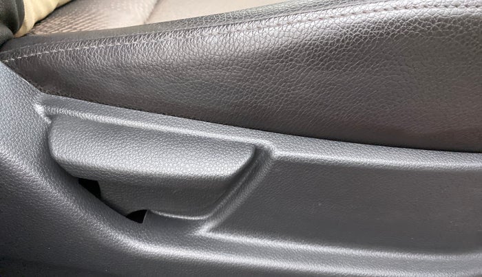 2016 Hyundai Eon SPORTZ, Petrol, Manual, 33,476 km, Driver Side Adjustment Panel