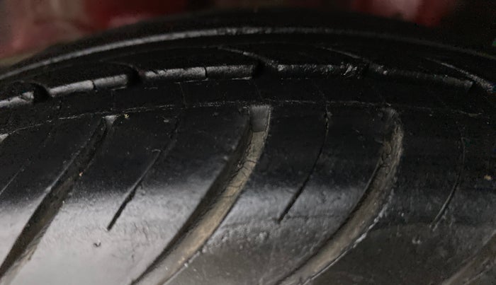 2016 Hyundai Eon SPORTZ, Petrol, Manual, 33,476 km, Left Rear Tyre Tread