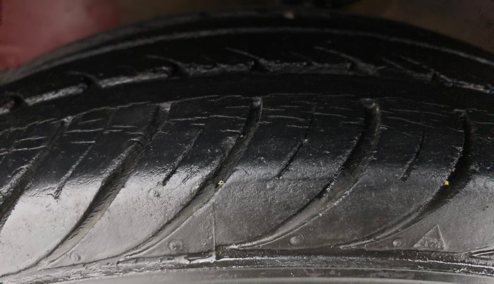 2016 Hyundai Eon SPORTZ, Petrol, Manual, 33,476 km, Left Front Tyre Tread