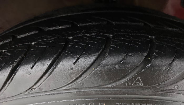 2016 Hyundai Eon SPORTZ, Petrol, Manual, 33,476 km, Right Front Tyre Tread