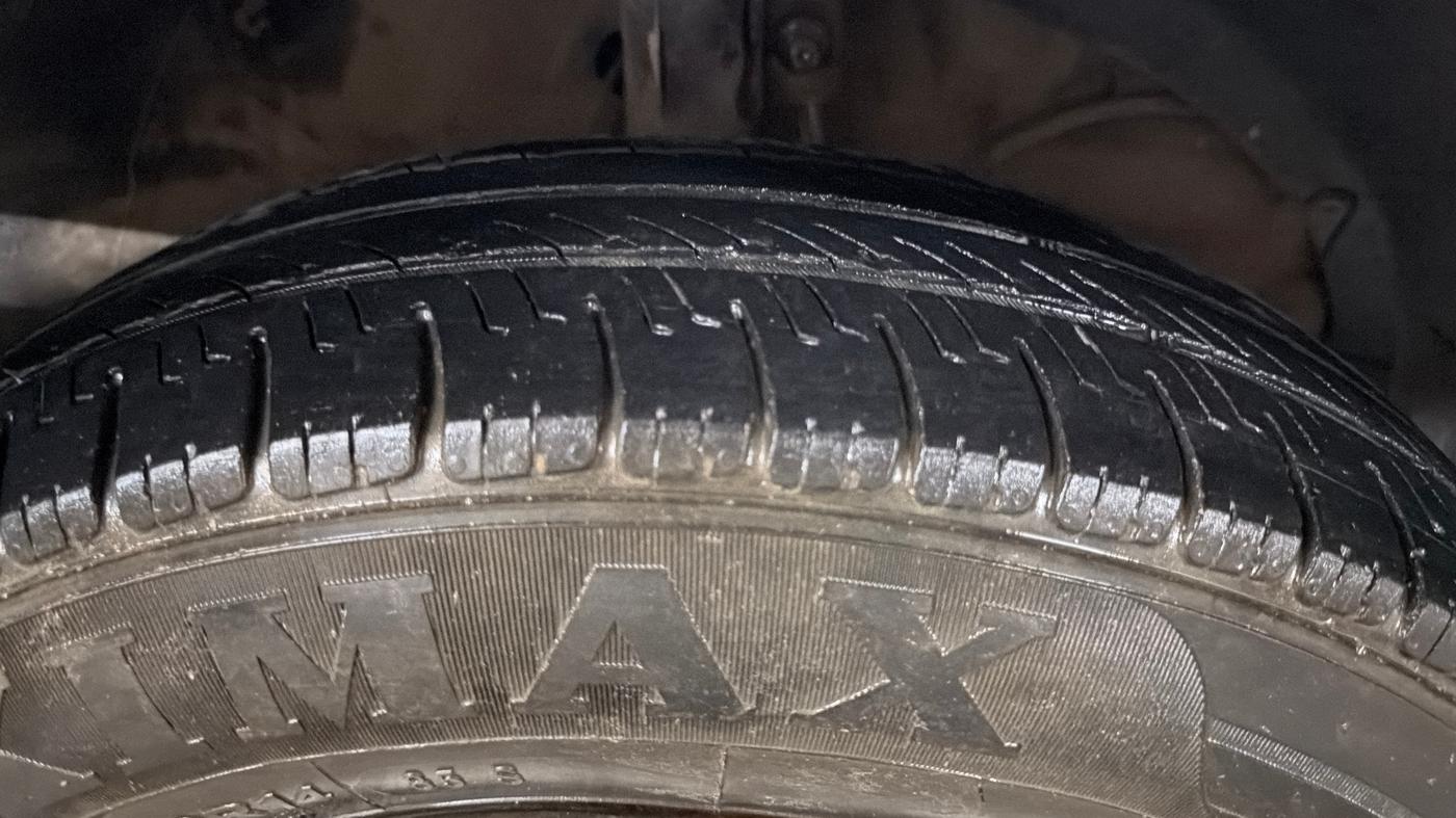 2022 Maruti Swift VXI, Petrol, Manual, 1,01,629 km, Right Front Tyre Tread
