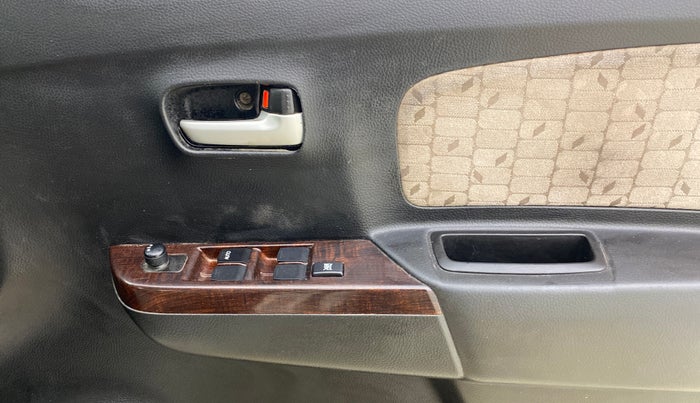 2016 Maruti Wagon R 1.0 VXI, CNG, Manual, 1,09,870 km, Driver Side Door Panels Control