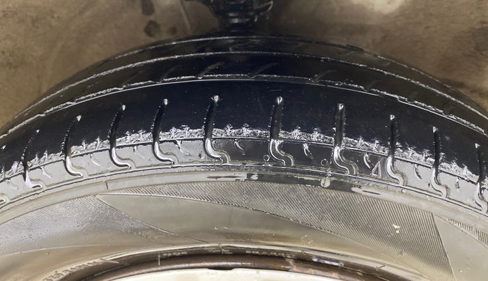 2016 Maruti Wagon R 1.0 VXI, CNG, Manual, 1,09,870 km, Right Front Tyre Tread