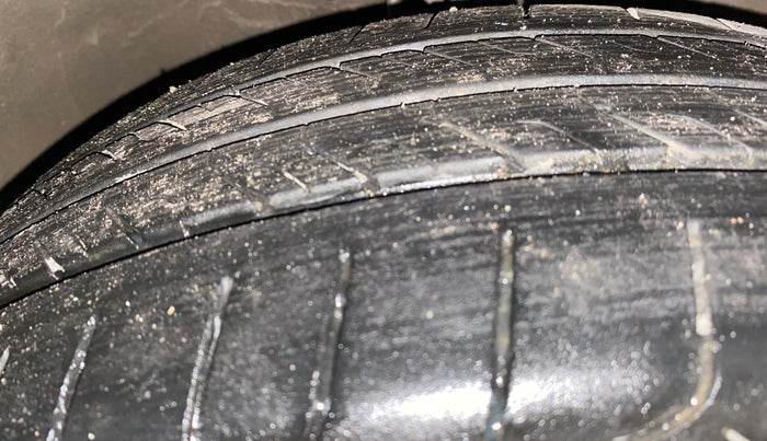 2014 Maruti Ertiga VXI, Petrol, Manual, 66,266 km, Right Front Tyre Tread