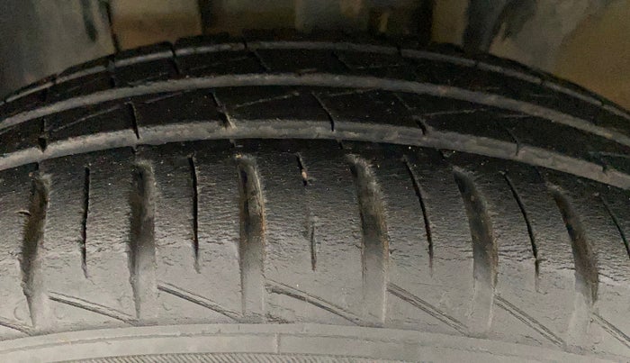 2020 Renault Kwid CLIMBER 1.0 (O), Petrol, Manual, 23,924 km, Left Front Tyre Tread