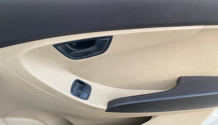 2014 Hyundai Eon ERA +, Petrol, Manual, 69,866 km, Driver Side Door Panels Control