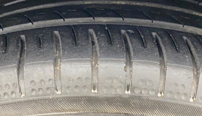 2018 Volkswagen Polo HIGHLINE PLUS 1.0 16 ALLOY, Petrol, Manual, 39,639 km, Left Front Tyre Tread