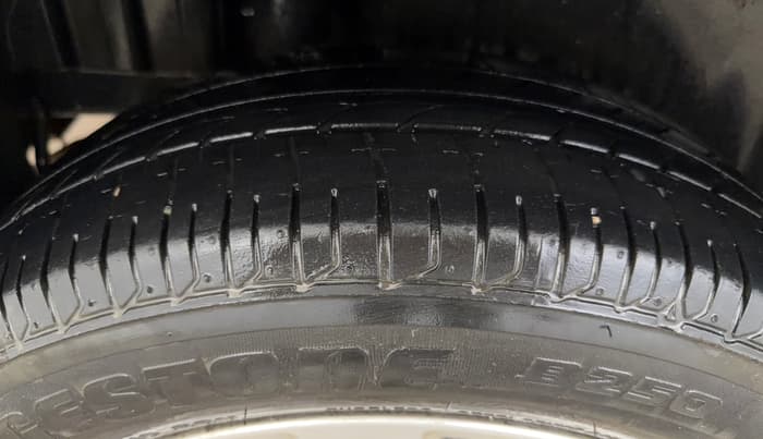 2015 Maruti Swift ZXI, Petrol, Manual, 88,899 km, Right Rear Tyre Tread