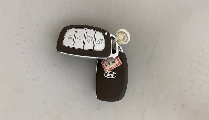 2020 Hyundai VENUE SX 1.0 (O) TURBO IMT DUAL TONE, Petrol, Manual, 56,298 km, Key Close Up