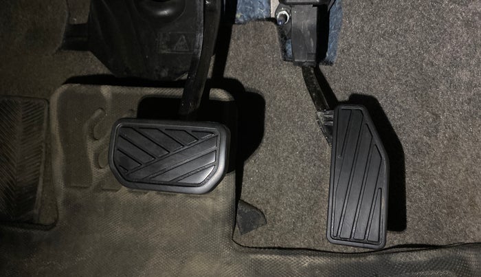 2023 Toyota RUMION V AT , Petrol, Automatic, 27,551 km, Pedals