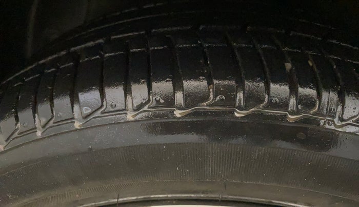 2014 Hyundai Xcent SX 1.2, Petrol, Manual, 43,010 km, Left Front Tyre Tread