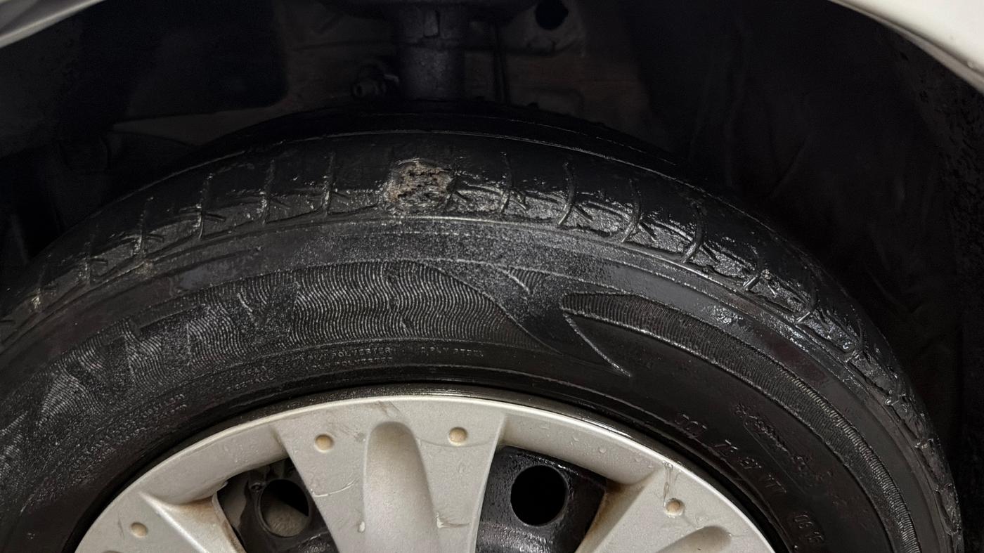 2015 Honda Amaze 1.2L I-VTEC S, Petrol, Manual, 40,807 km, Left Front Tyre Tread