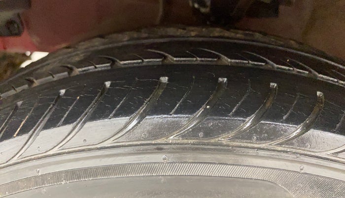 2013 Hyundai i10 MAGNA 1.2, Petrol, Manual, 32,737 km, Left Front Tyre Tread