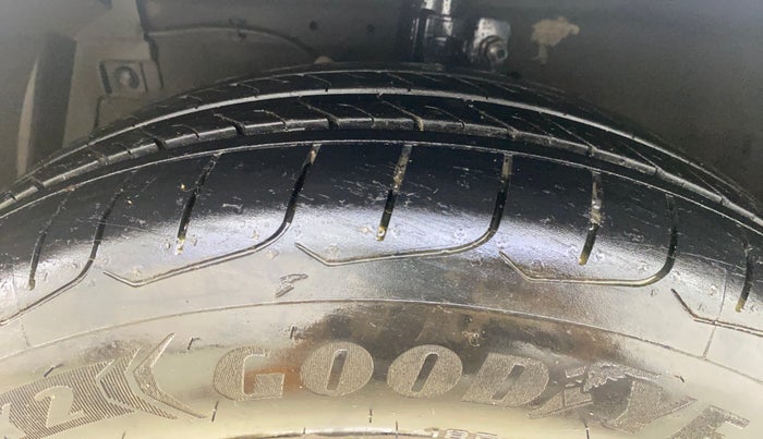 2016 Maruti Ertiga VXI CNG, CNG, Manual, 74,455 km, Left Front Tyre Tread