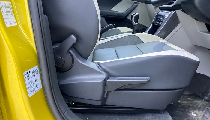 2022 Volkswagen TAIGUN TOPLINE 1.0 TSI MT, Petrol, Manual, 6,611 km, Driver Side Adjustment Panel