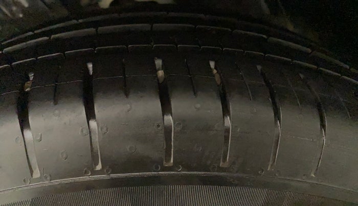 2021 Mahindra XUV300 W6 1.2 PETROL AMT, Petrol, Automatic, 18,255 km, Left Front Tyre Tread