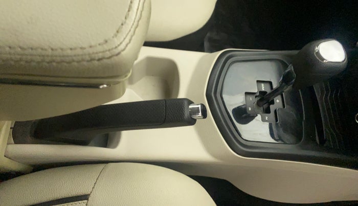 2021 Mahindra XUV300 W6 1.2 PETROL AMT, Petrol, Automatic, 18,255 km, Gear Lever
