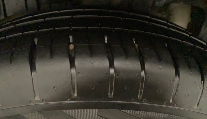 2021 Mahindra XUV300 W6 1.2 PETROL AMT, Petrol, Automatic, 18,255 km, Right Rear Tyre Tread