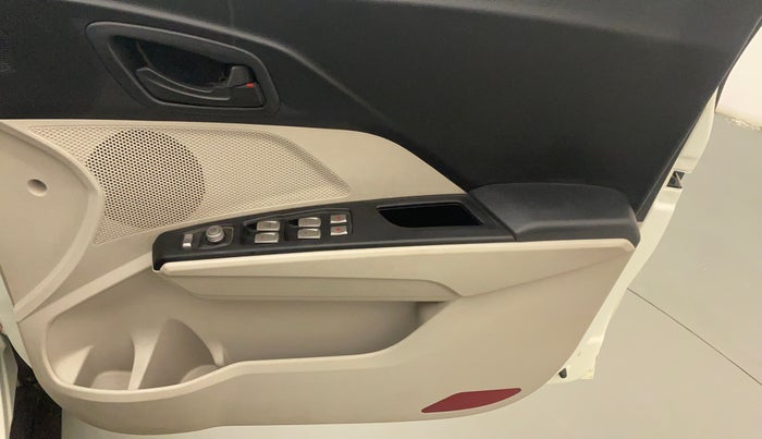 2021 Mahindra XUV300 W6 1.2 PETROL AMT, Petrol, Automatic, 18,255 km, Driver Side Door Panels Control