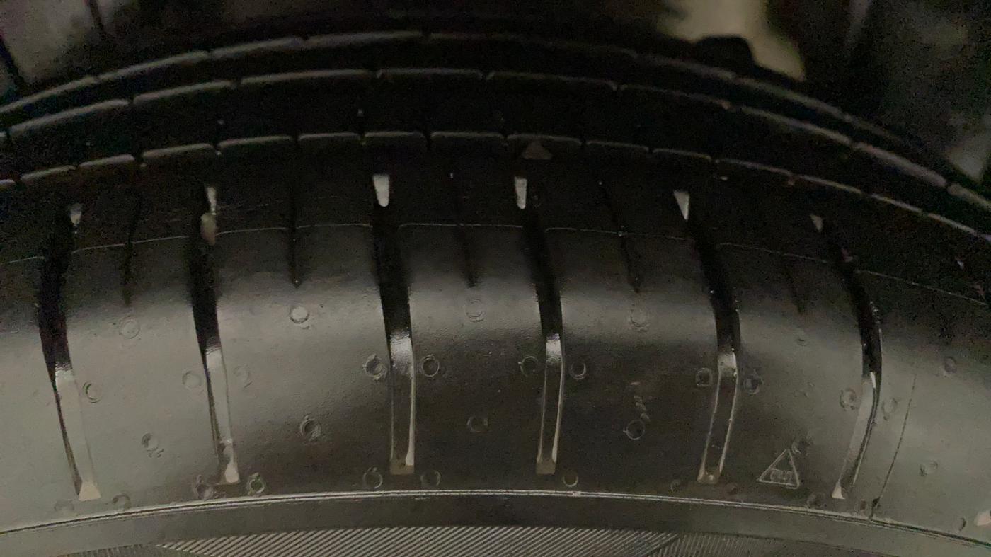 2021 Mahindra XUV300 W6 1.2 PETROL AMT, Petrol, Automatic, 18,255 km, Right Front Tyre Tread