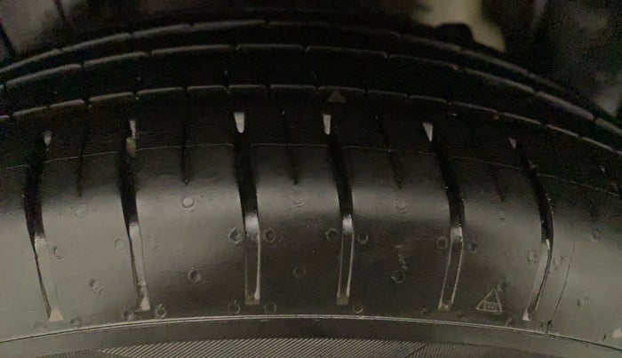 2021 Mahindra XUV300 W6 1.2 PETROL AMT, Petrol, Automatic, 18,255 km, Right Front Tyre Tread