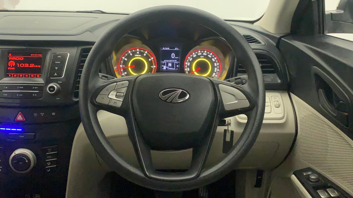 2021 Mahindra XUV300 W6 1.2 PETROL AMT, Petrol, Automatic, 18,255 km, Steering Wheel Close Up