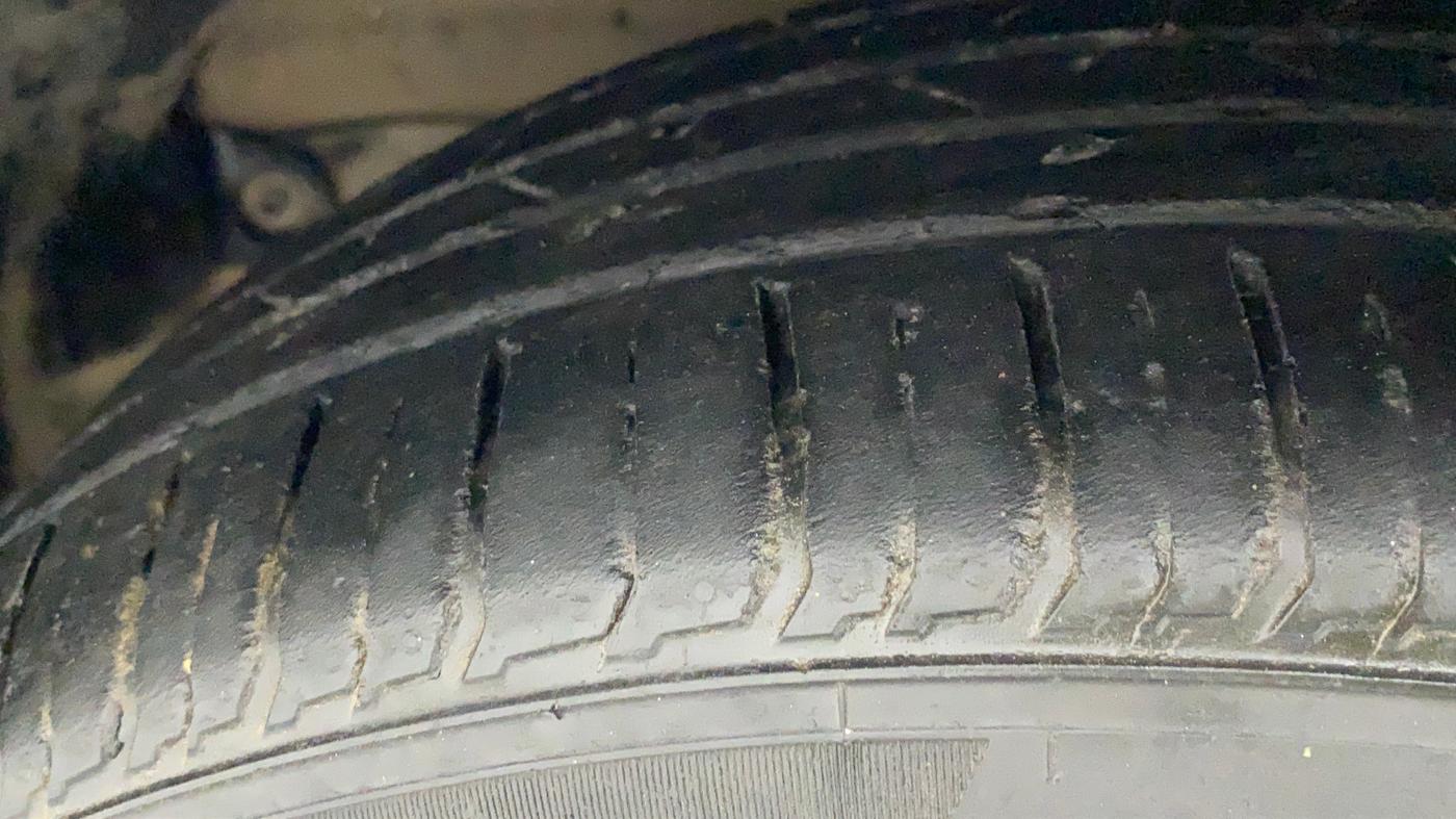 2012 Toyota Camry 2.5L AT, Petrol, Automatic, 1,10,975 km, Left Front Tyre Tread
