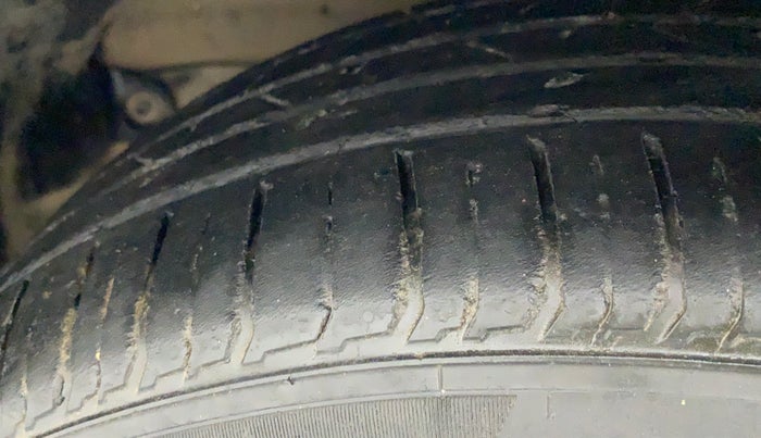 2012 Toyota Camry 2.5L AT, Petrol, Automatic, 1,10,975 km, Left Front Tyre Tread