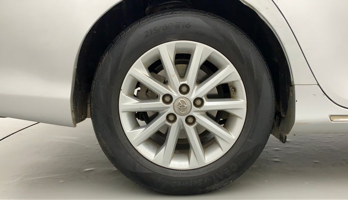 2012 Toyota Camry 2.5L AT, Petrol, Automatic, 1,10,975 km, Right Rear Wheel